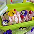 Sałatka z mozzarellą, gruszką i jadalnymi bratkami