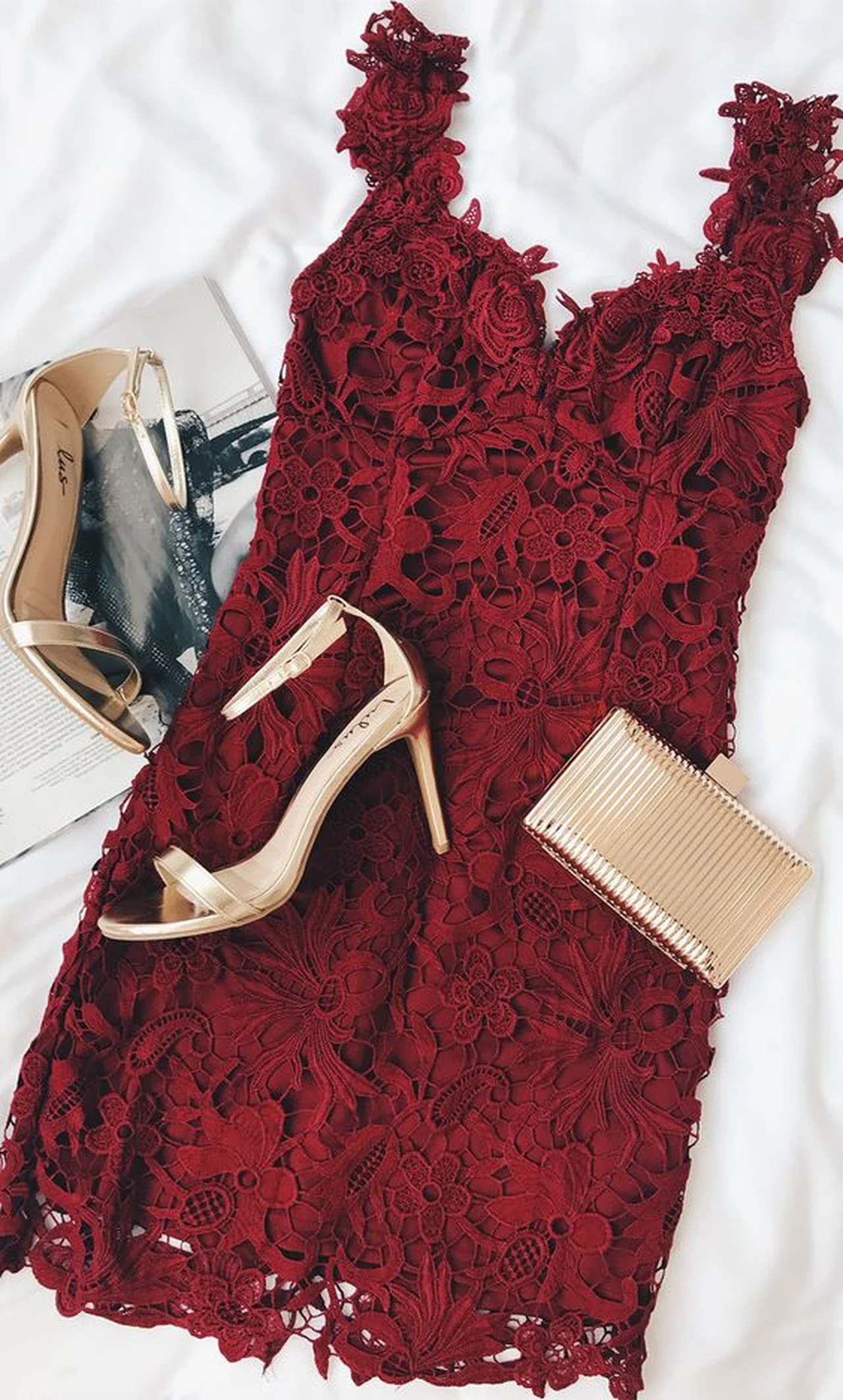 Czerwona sukienka i beżowe dodatki