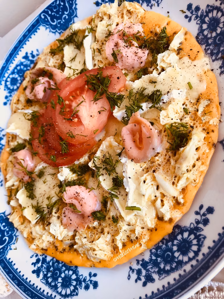 Omlet kapuściany z serem brie i łososiem wędzonym