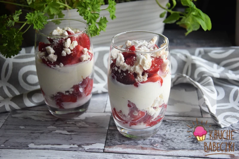 SZYBKI DESER Z TRUSKAWKAMI, MASCARPONE I BEZĄ