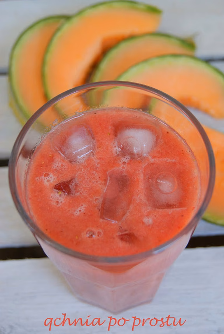 Koktajl z arbuza, melona, truskawek i kiwi