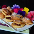 Pierożki drożdżowe z serem i czereśniami