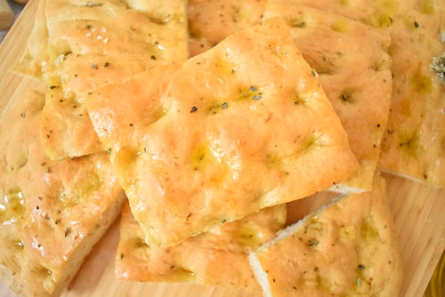 Puszysta focaccia z ziołami i ricottą