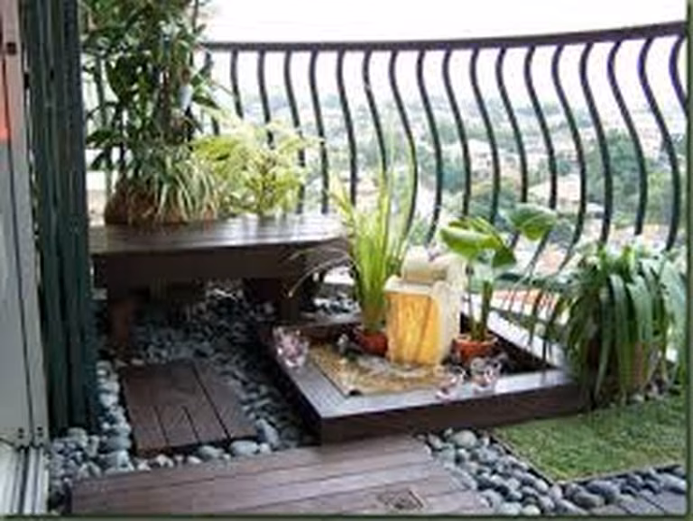 Pięknie udekorowany balkon