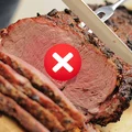Nie tnij pieczeni od razu po upieczeniu! Oto ile trzeba poczekać, by była soczysta