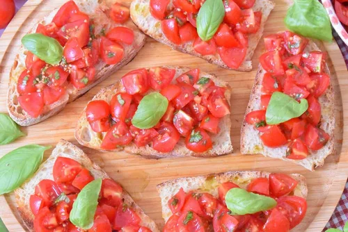Włoska bruschetta z pomidorami i czosnkiem – oryginalny przepis