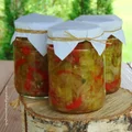 Sałatka z ogórków, papryki i cebuli w occie - przetwory na zimę.