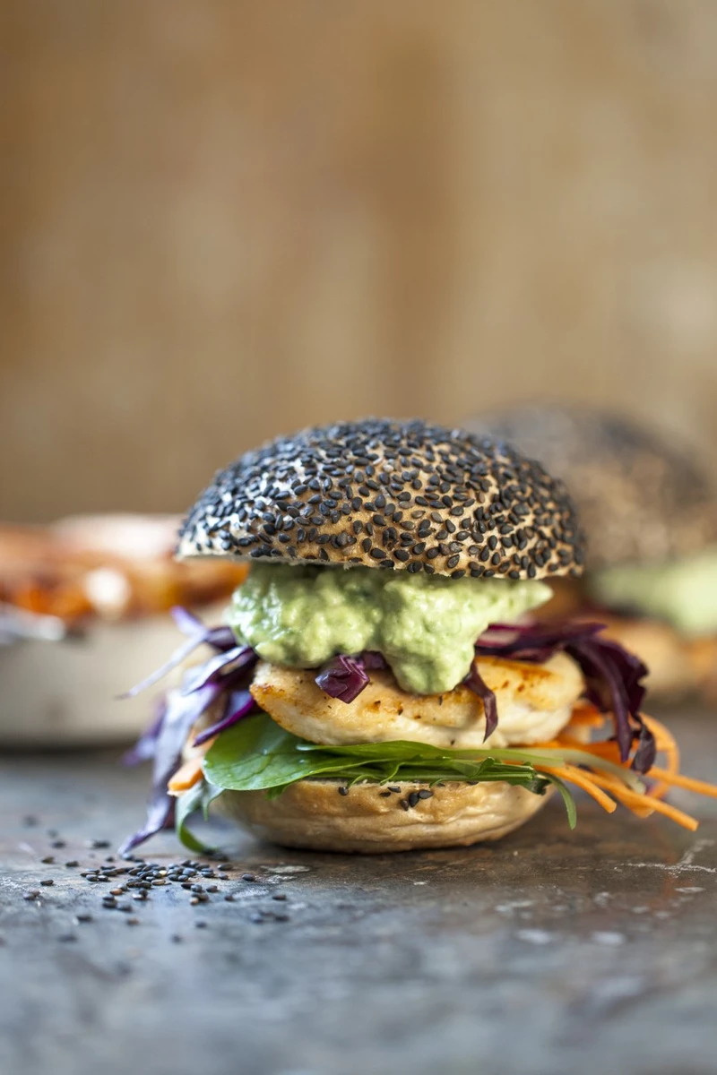 BURGER Z KURCZAKIEM I SOSEM Z AWOKADO