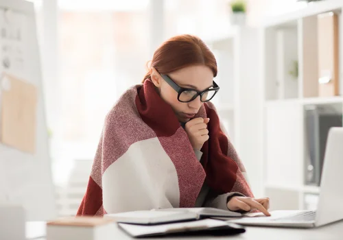 Za zimno w pracy? Możesz odmówić i dostać pełną wypłatę!