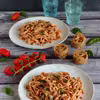 Makaron tagliatelle z kurczakiem, pomidorami, bazylią i pieczonym serem feta