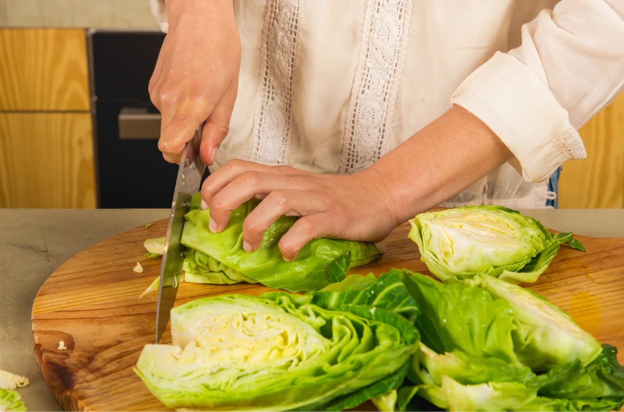 Młoda kapusta nie lubi towarzystwa! Z czym jej nie łączyć, by nie straciła smaku?