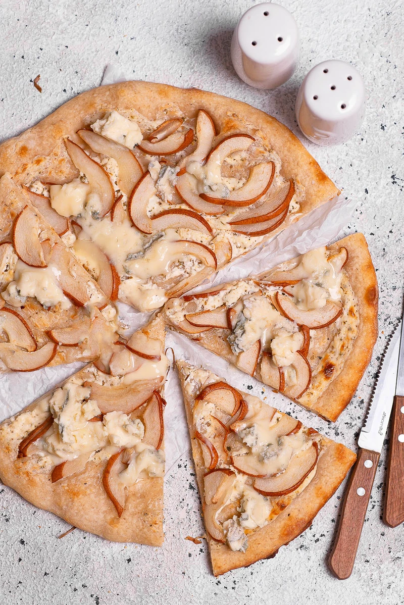 Pizza na zakwasie ze szparagami i cukinią oraz z gruszkami i gorgonzolą
