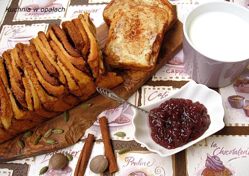 Cynamonowe ciasto drożdżowe odrywane