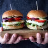 Burgery z grillowanym serem halloumi