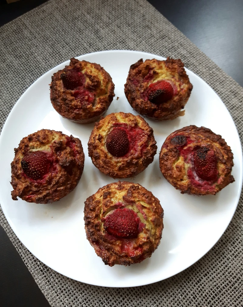 Bezglutenowe muffiny z truskawkami z mąki kokosowej...