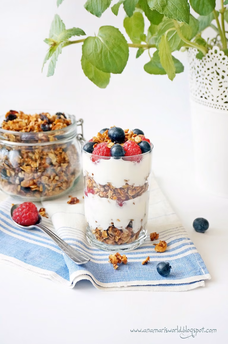Jogurt naturalny z malinami, borówką amerykańską i domową granolą