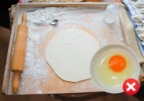 Dlaczego nie dodawać jajka do ciasta na pierogi? Poznaj przepis, który zawsze się udaje!