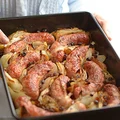 Pieczona biała kiełbasa z jabłkami i cebulą