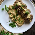 Kotleciki z kaszy z sosem grzybowym
