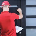 5 zł za nieobecność w domu, gdy zapuka kurier?! Popularny przewoźnik wprowadza nową opłatę od września 2025