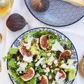 Sałatka z figami, orzechami włoskimi i grana padano w miodowym dressingu