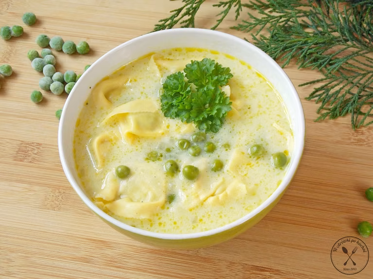 Kremowa zupa z tortellini i groszkiem