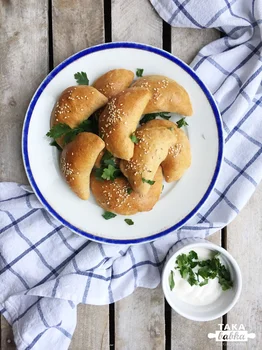 Pieczone pierogi drożdżowe z dynią, serem pleśniowym i rozmarynem