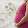 Czy ciężarna kobieta może być matką chrzestną? Przesądy i fakty o chrzcinach!