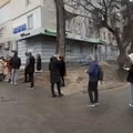 Ludzie uciekają z Kijowa. Nie działają szkoły. Ogromne kolejki do aptek i bankomatów