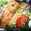 Bagel z łososiem wędzonym i świeżymi dodatkami! Przepis na pyszne i zdrowe śniadanie