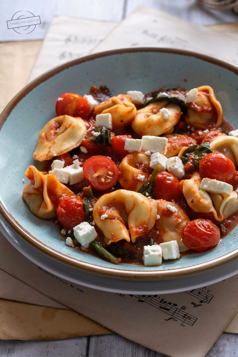 Tortelloni z fetą i szpinakiem w pomidorowym sosie