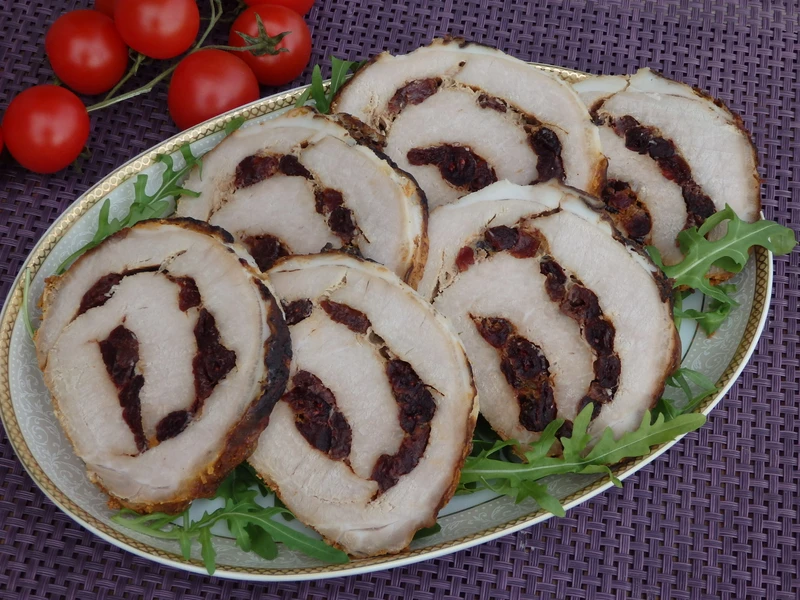 Schab rolowany z suszoną żurawiną