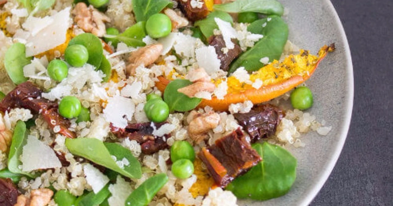 Sałatka z pieczoną dynią i quinoa  - sycąca sałatka na obiad lub na kolację