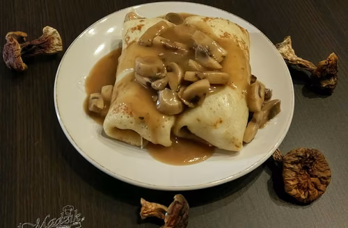 Naleśniki z kapustą i pieczarkami w sosie grzybowym