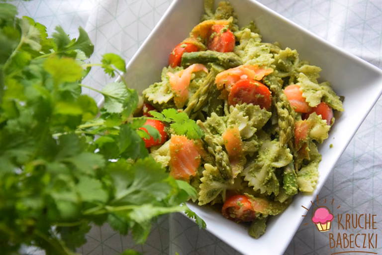 Sałatka ze szparagami, pesto z rukoli, wędzonym łososiem, pomidorkami i makaronem