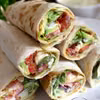 Tortilla z pomidorem, boczkiem, sałatą, awokado i mozzarellą