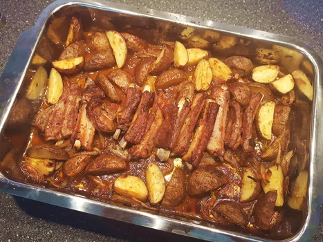 Żeberka pieczone z ziemniakami