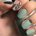 Paznokcie w matowym turkusie