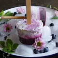 Domowe lody jogurtowo-borowkowe bez jajek
