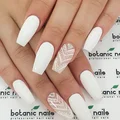 Białe paznokcie