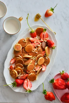 MINI PANCAKES KOKOSOWE Z TRUSKAWKAMI I MIGDAŁAMI