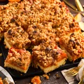 Kruche ciasto z morelami i orzechową kruszonką