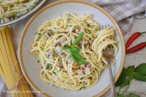 "Spaghetti alla molisana" - makaron z boczkiem, chili i świeżymi ziołami