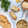GRZANKI Z KARCZOCHAMI, BIAŁĄ FASOLĄ I PARMEZANEM