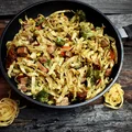 Makaron z warzywami i schabem