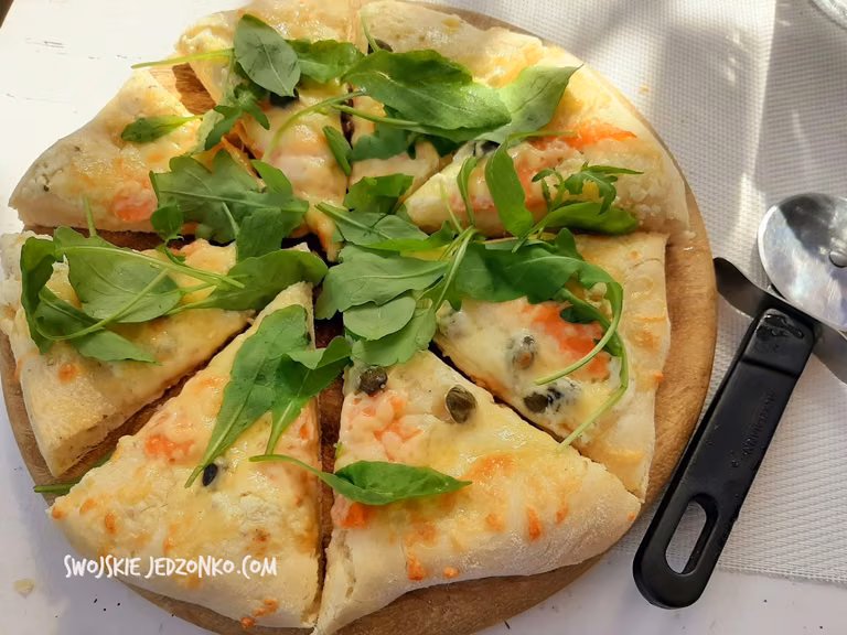 Pizza bianka z białym sosem i dodatkami