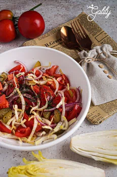 Sałatka z cykorii z kiszonym ogórkiem i pomidorem (dieta dr Dąbrowskiej)