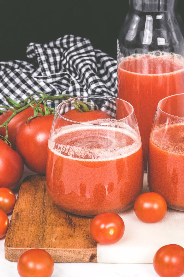 Sok warzywny z pomidorami, papryką i cukinią