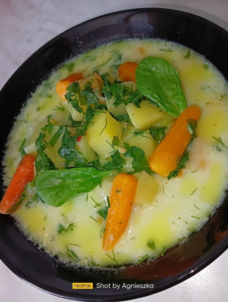 Zupa szpinakowa zabielana