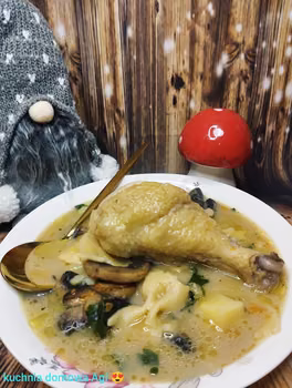 Zupa pieczarkowa z ziemniakami i makaronem zabielana mlekiem
